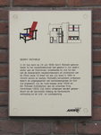 905253 Afbeelding van het ANWB-uitlegbord over architect-meubelmaker Gerrit Rietveld aan de voorgevel van diens ...